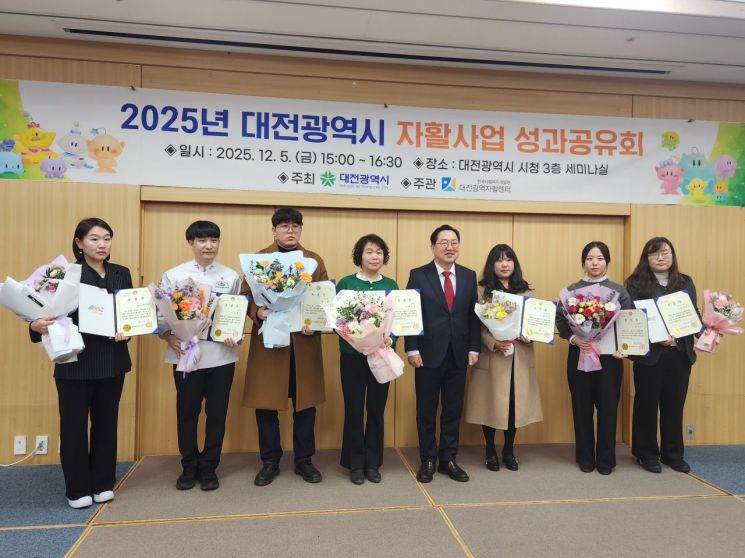 고은영 조폐공사 성과관리처장(왼쪽 첫 번째)이 수상자들과 함께 기념촬영을 하고 있다. 한국조폐공사 제공