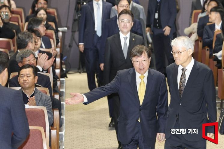 [포토] 공청회장 들어서는 천대엽 법원행정처장