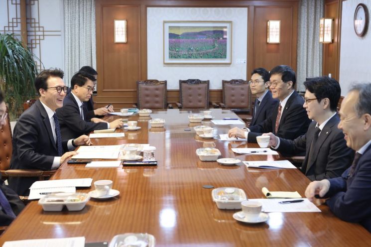 金총리 "환율·물가 안정 위해 공조" 당부…이창용 "소통 강화"