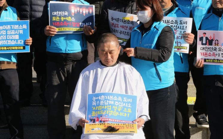 류경완 경남도의원 '삭발' … "남해 기본소득 시범사업 도비 전액 복원해야"