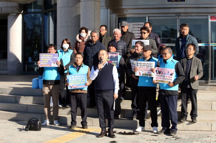 류경완 경남도의원 '삭발' … "남해 기본소득 시범사업 도비 전액 복원해야"