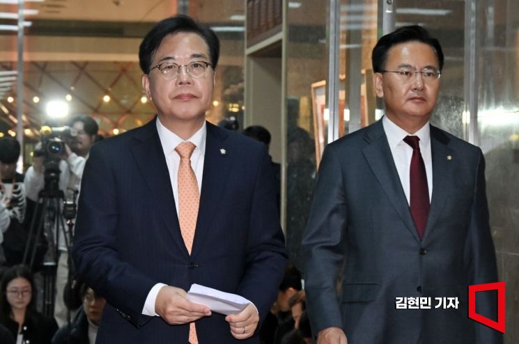 [포토] 국회의장 주재 양당 원내대표 회동 향하는 송언석