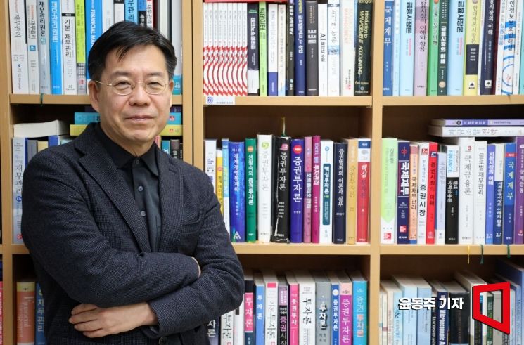 서지용 상명대 경영학부 교수가 아시아경제와 인터뷰를 마친 후 포즈를 취하고 있다. 윤동주 기자