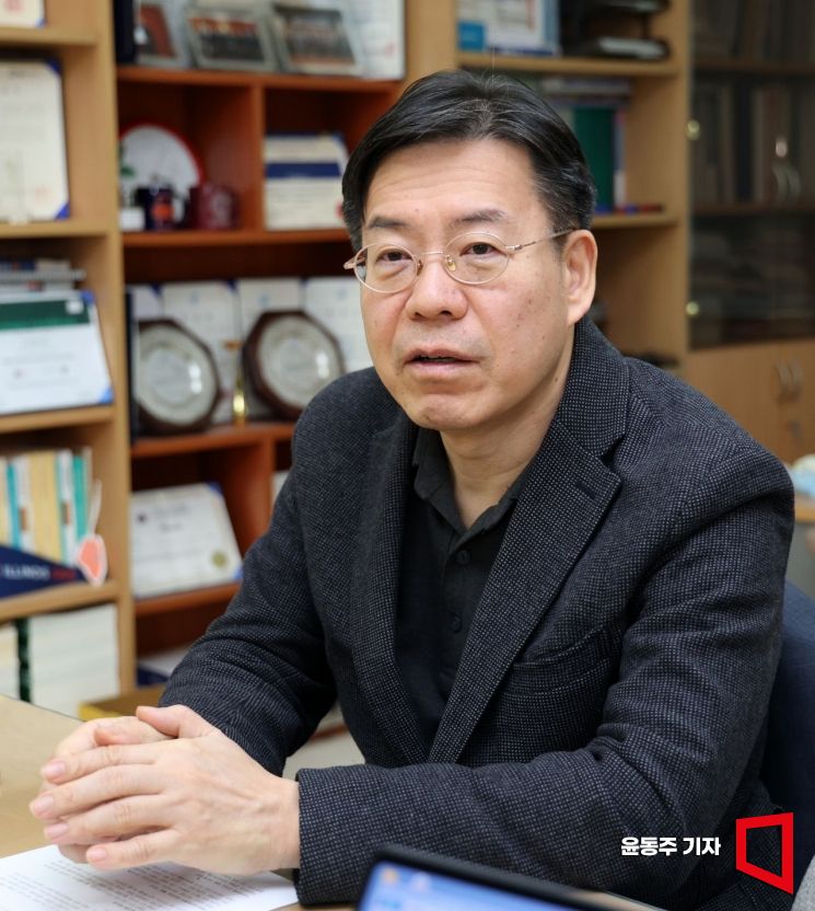 서지용 상명대 경영학부 교수가 아시아경제와 인터뷰를 하고 있다. 윤동주 기자