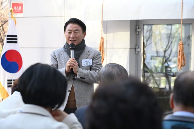 김동근 시장이 지난  8일 송산3동 공공복합청사 1층 주민 공유공간 개소식에서 인사말을 하고 있다. 의정부시 제공