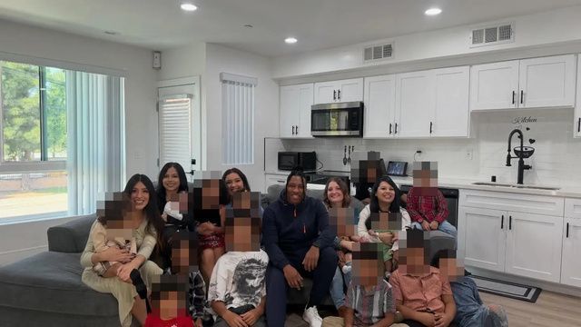 자신을 '폴리아모리'라고 주장하며 5명의 아내와 14명의 자녀와 한 지붕 아래 살아가는 제임스 배럿과 그의 가족들. 더선