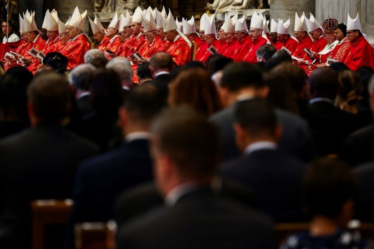 최근 바티칸은 새 교리 문서 'Una Caro(한 몸)'의 문서를 통해 일부다처제와 폴리아모리 등 비(非)일부일처 관계가 확산하는 현상에 공식적으로 비판했다. 로이터연합뉴스