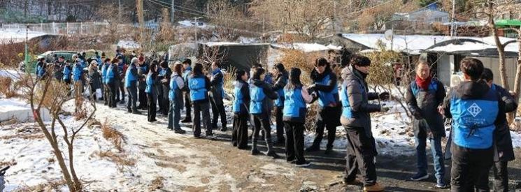 법무법인 바른과 공익사단법인 정 임직원들이 지난 6일 서울 서초구 전원마을에서 3000장의 연탄을 배달하고 있다. 바른 제공