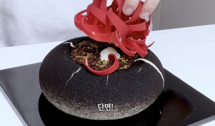 韓서 가장 비싼 '50만원' 케이크…"이게 뭐여" 열자마자 '깜짝'