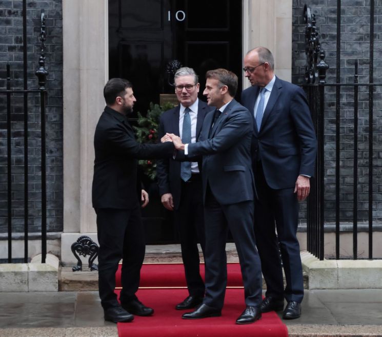 볼로디미르 젤렌스키 우크라이나 대통령(왼쪽부터), 키어 스타머 영국 총리, 에마뉘엘 마크롱 프랑스 대통령, 프리드리히 메르츠 독일 총리가 8일(현지시간) 영국 런던 다우닝가 총리실에서 회동했다. UPI연합뉴스