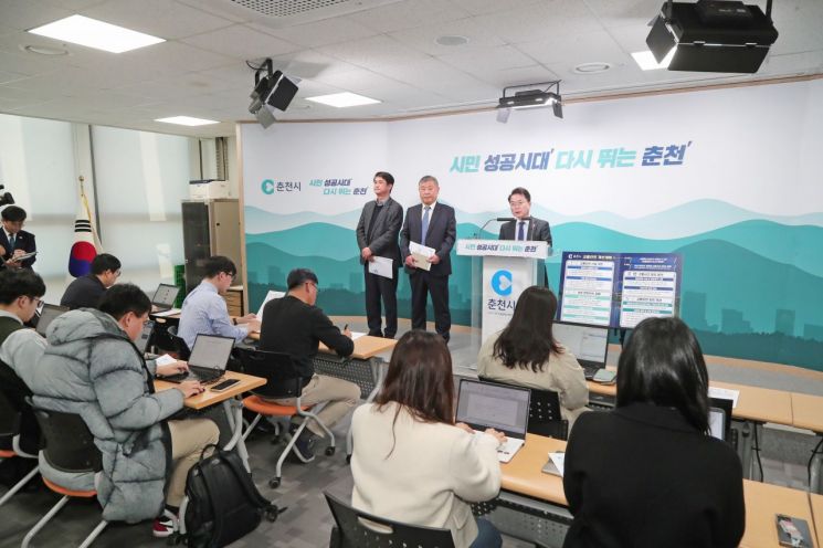 육동한 춘천시장이 9일 시청 브리핑룸에서 2026~2027 교통안전 개선계획을 발표하고 있다. 춘천시 제공