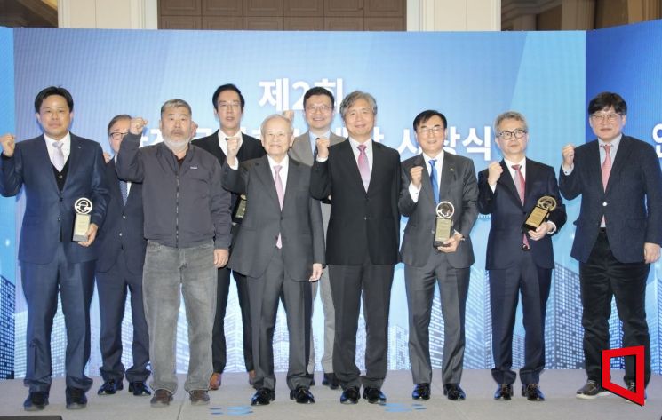 한국경영자총협회가 9일 서울 프레스센터에서 개최한 '제2회 안전문화혁신대상' 시상식에서 손경식 경총 회장이 수상자들과 기념촬영을 하고 있다. 강봉주 HD현대일렉트릭 전무(앞줄 왼쪽부터), 김동명 한국노총 위원장, 손경식 경총 회장, 류현철 고용노동부 산업안전보건본부장, 박창기 동방 대표, 임현규 KT CSHO, 박지순 고려대 교수, 이동근 경총 상근부회장(둘째줄 왼쪽부터), 차석주 경창산업 대표이사, 박상혁 CJ ENM 본부장. 경총