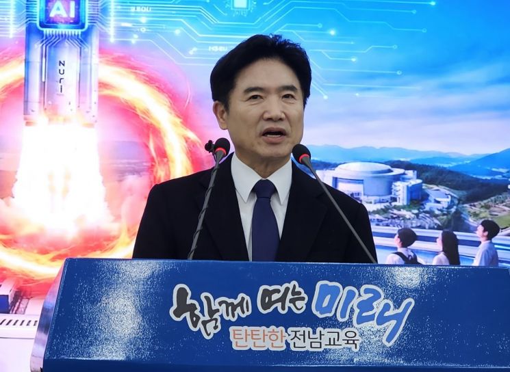 김대중 전남교육감이 도교육청에서 열린 '전남형 AI 인재양성 생태계' 구축 방안 발표 기자회견에서 내년 교육감 선거 출마에 대한 입장을 밝혔다. 이준경 기자