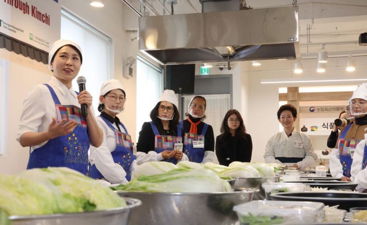 김혜경 여사가 9일 서울 종로구 북촌 한식문화공간 이음에서 열린 주한대사 배우자 초청 김장 행사에서 김치에 대해 설명하고 있다. 연합뉴스