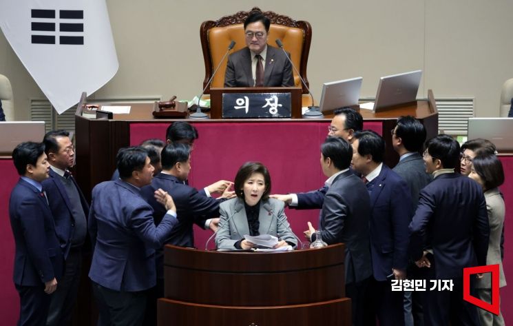 여야, 결국 필리버스터 대치…연말 입법 갈등 고조