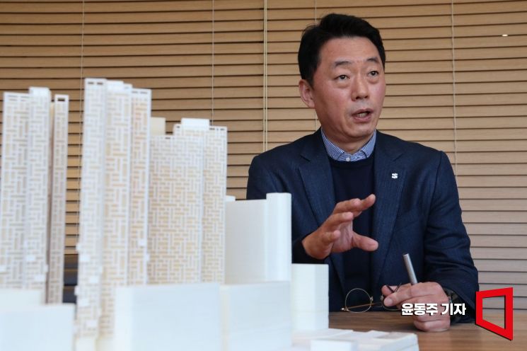 손종구 신영 대표가 10일 서울 강남구 신영 본사에서 아시아경제와 인터뷰를 하고 있다. 왼쪽 앞에는 신영이 개발한 서울 영등포구 여의도동 '브라이튼 여의도' 단지 모형이 놓여 있다. 윤동주 기자