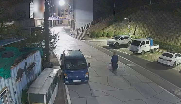 피의자가 훔친 물건을 가방에 넣어 이동하는 모습이 담긴 폐쇄회로(CC)TV 장면. 사천해양경찰서 제공