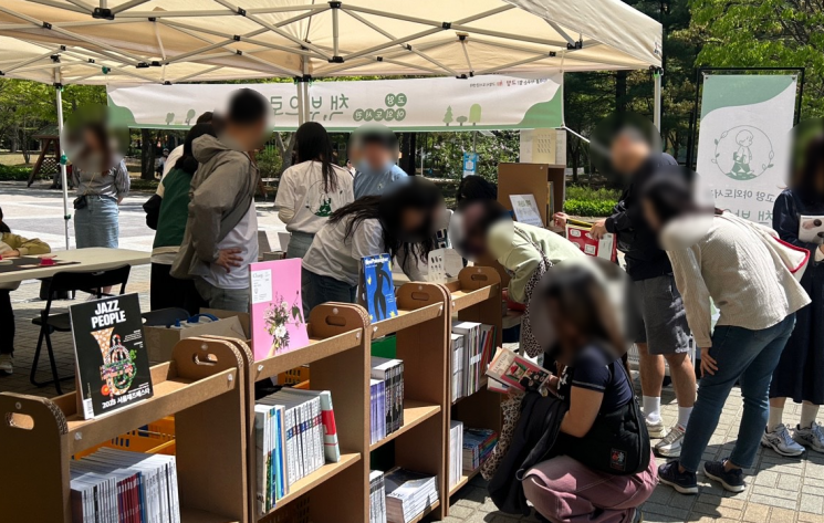 ‘책, 밖으로’ 야외도서관. 고양특례시 제공