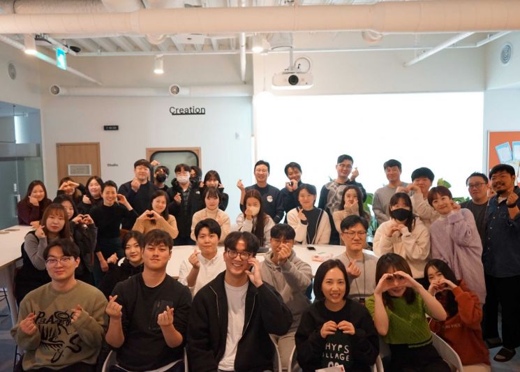 에듀테크 기업 호두랩스의 임직원들이 단체 사진촬영을 하고 있다.