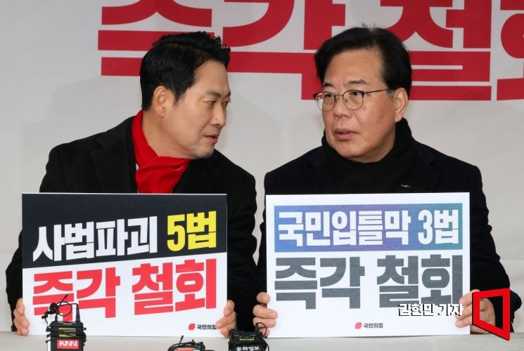 [포토] 국민의힘 릴레이 천막농성 돌입…대화하는 장동혁-송언석