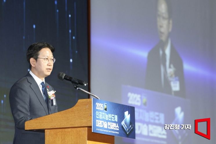 [포토] 인공지능반도체 미래기술 컨퍼런스 참석한 배경훈 부총리