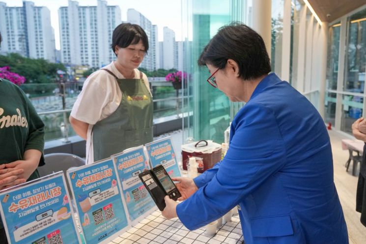 ‘수유재래시장’ 온라인 장보기 서비스 오프라인 홍보 부스에서 이순희 강북구청장(오른쪽)이 직접 참여하고 있다. 강북구 제공.