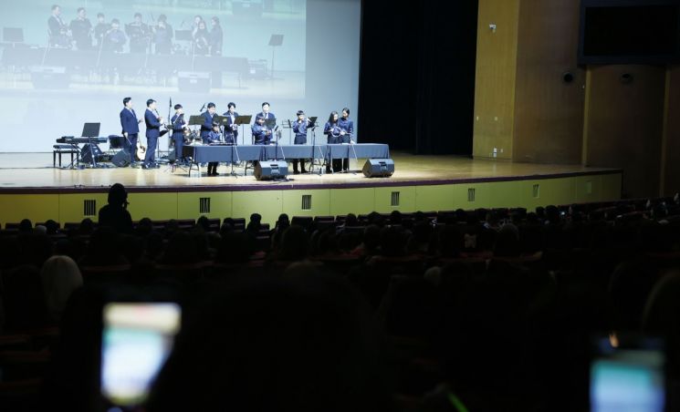 '민윤기치료센터' 아이들, 1600석 공연 성료