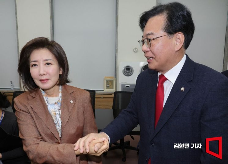 [포토] 나경원 의원 손잡은 송언석 원내대표