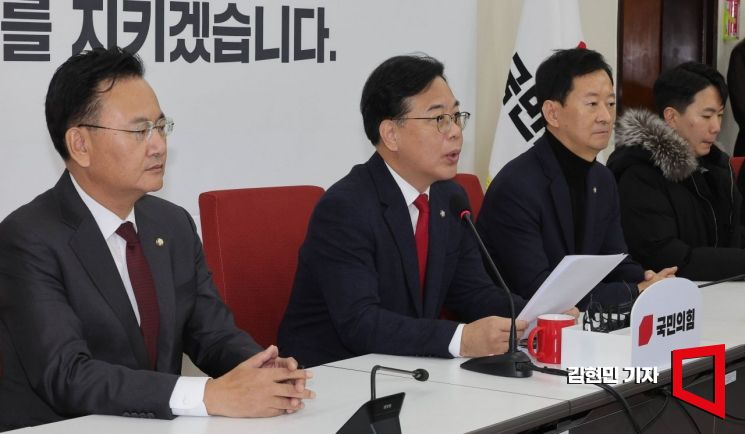 송언석 국민의힘 원내대표가 10일 서울 여의도 국회에서 열린 현안관련 기자회견에서 발언하고 있다. 2025.12.10 김현민 기자