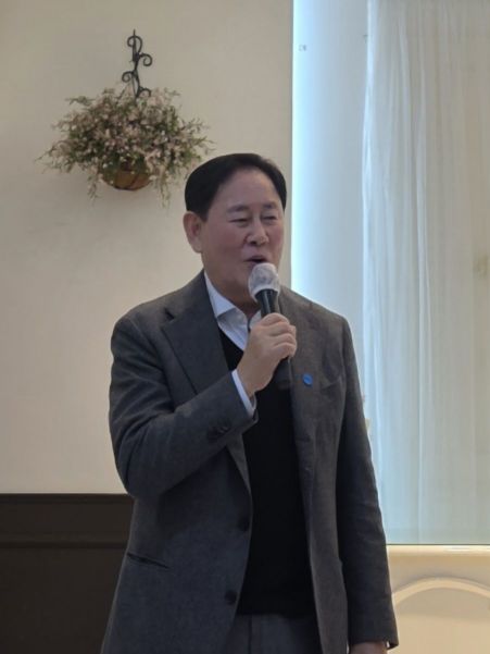 최경환 전 경제부총리가 9일 영남대학교 경영행정대학원 최고경영자과정 원우 대상으로 특강을 하는 모습.