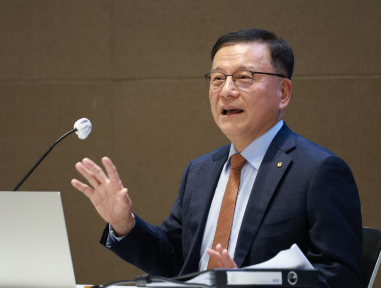 고환율 서학개미 탓? 김종화 금통위원 "자기 책임 하 합리적 행동"