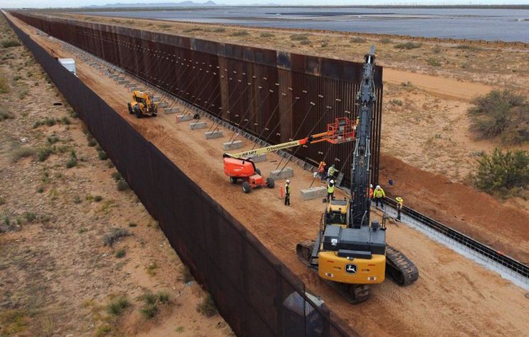 지난달부터 미국 뉴멕시코주 산타 테레사와 멕시코 치와와주 시우다드 후아레스 사이에 건설 중인 2차 국경 장벽의 모습. AFP연합뉴스
