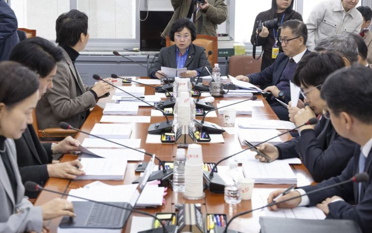 과방위 소위, 與 주도 '허위조작정보 징벌적 손배법' 통과