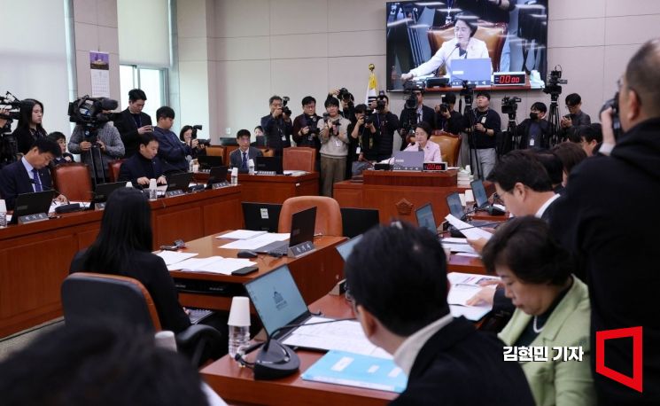 '주52시간 예외' 빠진 반도체특별법 법사위 통과