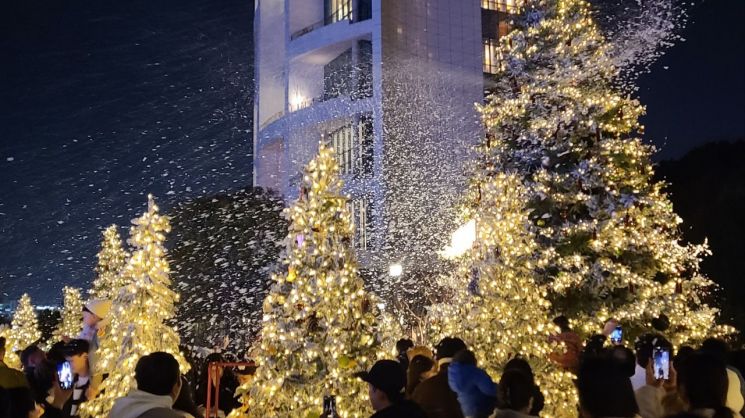 눈 내리는 '아난티'로 떠나요… 크리스마스트리 빌리지, K-크리스마스 쇼