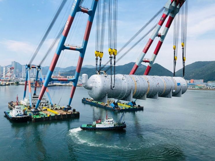 Linde사 Amur Gas Chemical Complex 프로젝트 타워 기기 출하 모습-Amur Gas Chemical Complex 프로젝트에 공급되는 범한메카텍의 타워 기기가 창원 공장에서 출하되고 있다. 사진=범한메카텍.