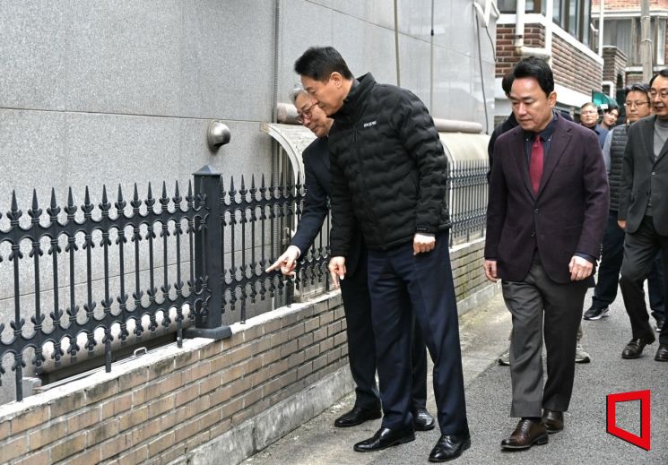 오세훈 서울시장이 10일 영등포구 대림1구역 신속통합기획 재개발 추진 지구를 방문해 현장을 점검하고 있다. 서울시 제공