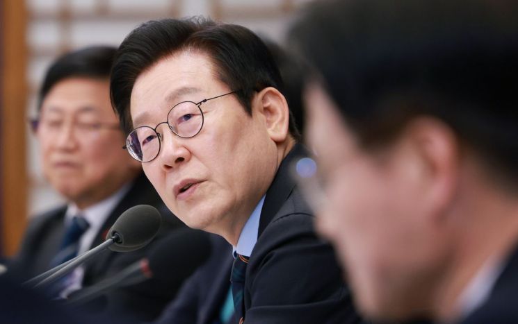 이재명 대통령이 10일 용산 대통령실에서 열린 AI 시대의 K-반도체 비전과 육성전략 보고회에서 발언하고 있다. 대통령실통신사진기자단, 연합뉴스