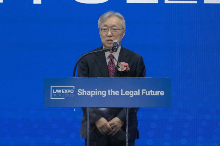3일 오전 서울 서초구 양재동 aT센터에서 열린 '2025 대한민국 법률 산업 박람회'(LES 2025) 개막식에서 이수형 법률신문 대표가 개회사를 하고 있다. 백성현 법률신문 기자