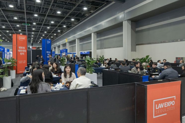 3일 오후 서울 서초구 양재동 aT센터에서 열린 '2025 대한민국 법률 산업 박람회'(LES 2025) '멘토링 런치' 프로그램 신청자들이 선배 변호사들과 점심 식사를 하며 대화하고 있다. 백성현 법률신문 기자