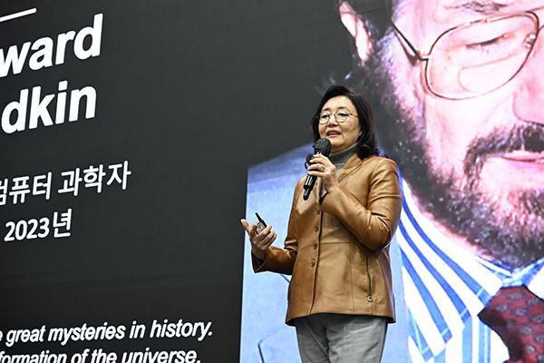 서울 서초구 양재동 aT센터에서 열린 '2025 대한민국 법률 산업 박람회'(LES 2025) 이틀째인 4일 오후 박영선 전 중소벤처기업부 장관이 ‘AI 3대 강국’이라는 주제로 강연하고 있다. 백성현 법률신문 기자