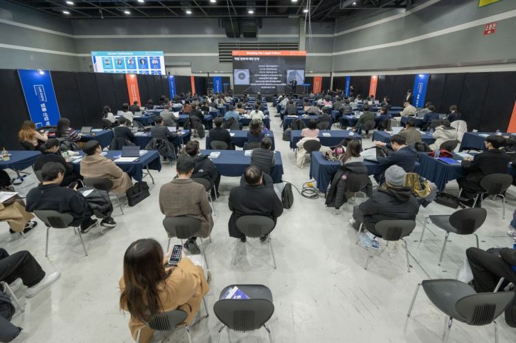 3일 서울 서초구 양재동 aT센터에서 열린 '2025 대한민국 법률 산업 박람회'(LES 2025)에서 포럼 참석자들이 정재헌 SK텔레콤 대표이사의 강연을 경청하고 있다. 백성현 법률신문 기자