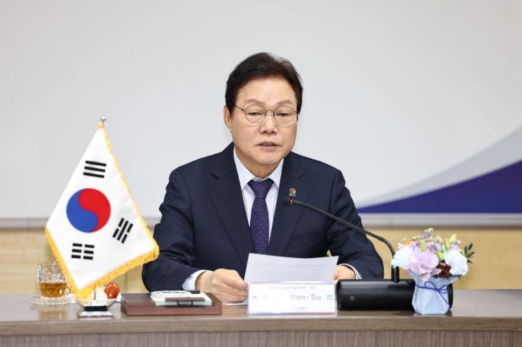 박완수 경남도지사가 잠시드 압두하키모비치 호자예프 경제부총리를 비롯한 우즈베키스탄 대표단을 만나 대화하고 있다. 경남도 제공