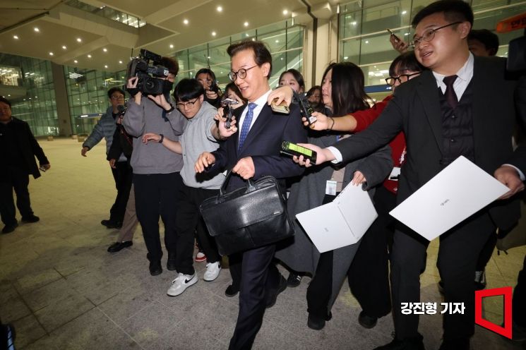 통일교 금품 수수 의혹에 연루된 전재수 해양수산부 장관이 11일 인천국제공항 제2여객터미널을 통해 귀국해 사의를 표명한 뒤 이동하고 있다. 2025.12.11 강진형 기자