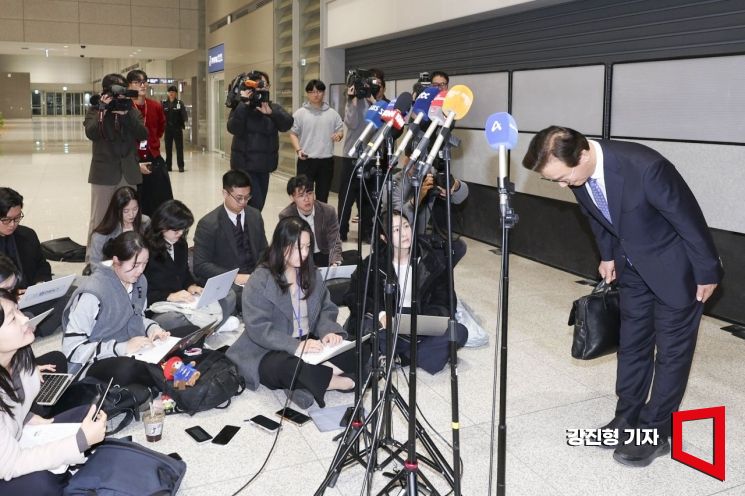 [포토] 고개숙인 전재수 장관