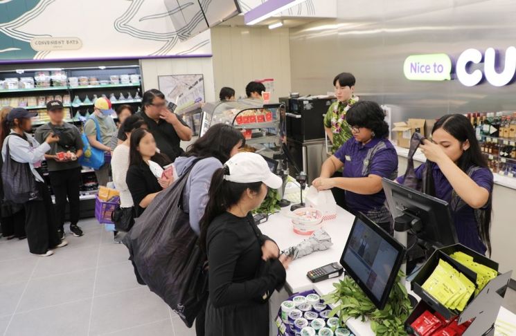 하와이 호놀룰루시에 문을 연 CU 다운타운점에서 고객들이 계산을 위해 차례를 기다리고 있다. BGF리테일 제공
