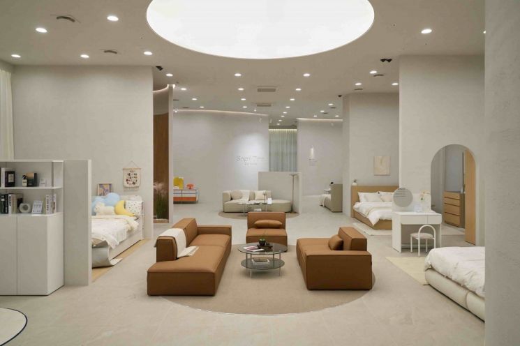 가구를 넘어 라이프스타일로…'레이디가구 수원역 직영점 홈앤카페' 정식 오픈