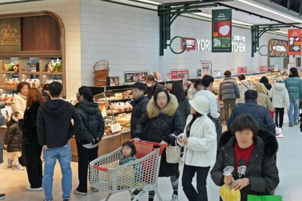 "크리스마스 시즌 홈파티 먹거리 반값"…롯데마트, '윈터 해피딜' 열어