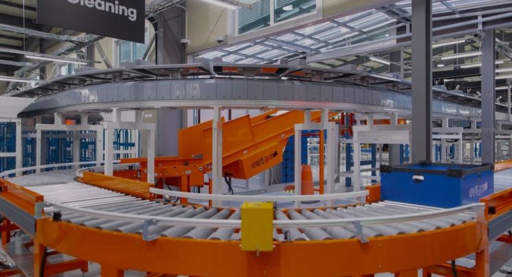 세탁특공대 스마트팩토리 내 자동화 컨베이어 시스템을 통해 세탁물이 이동하고 있다. 워시스왓