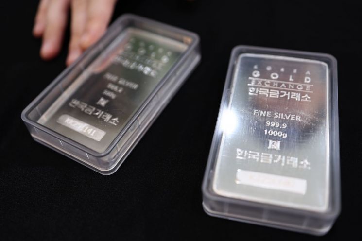 "금보다 더 올랐다고?" 올해만 100% 넘게 폭등하자… '불티'나는 실버뱅킹